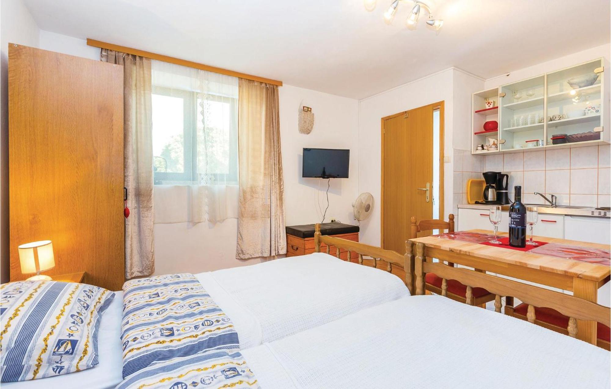 Stunning Apartment In Bakar With Kitchen Ngoại thất bức ảnh